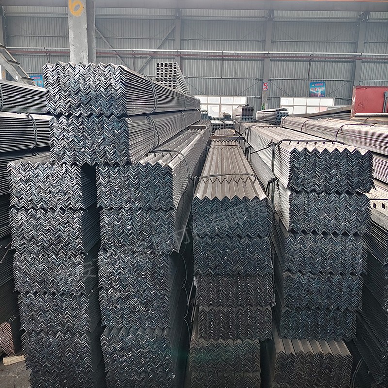 建筑工程中使用热镀锌角钢的优势是什么？